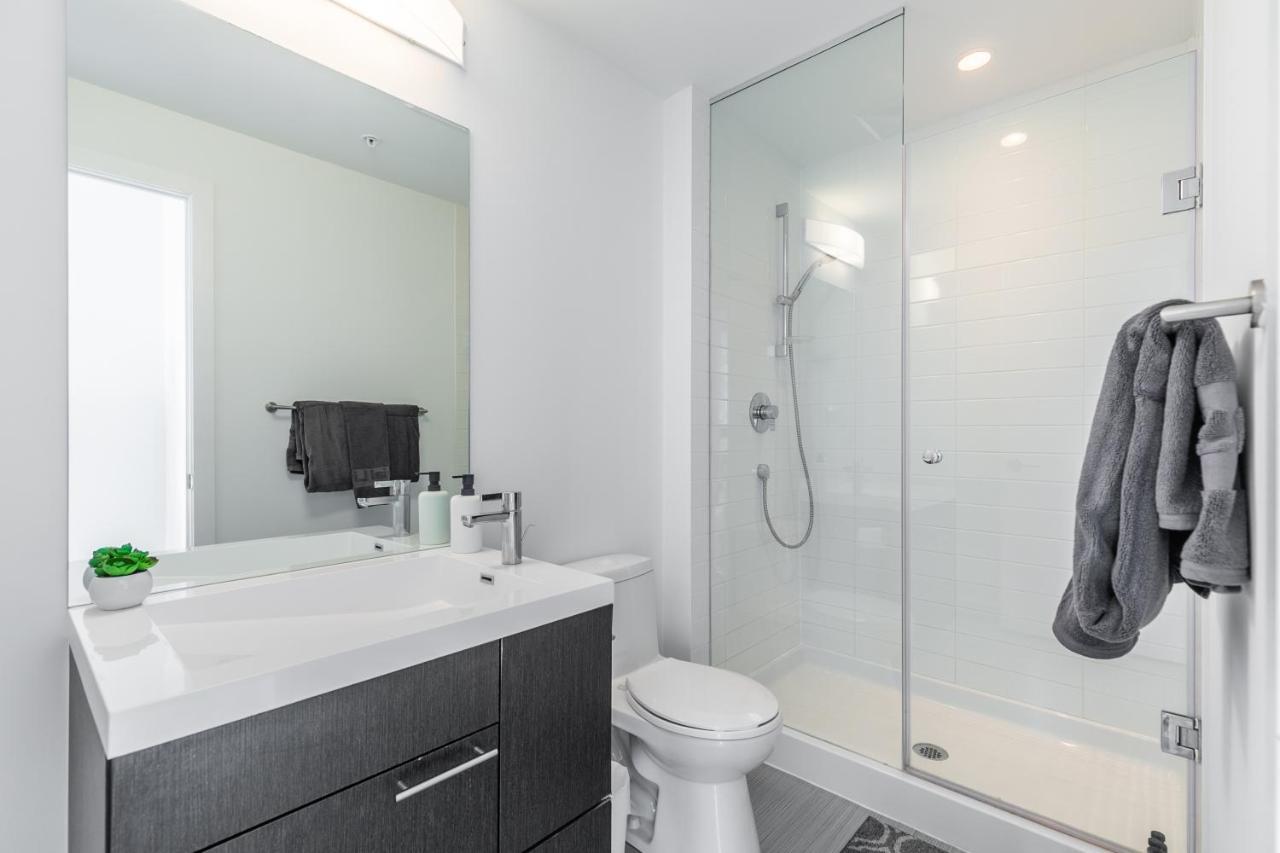 Luxury 2 Bedroom In The Heart Of Entertainment District W/ Cn Tower View Торонто Экстерьер фото